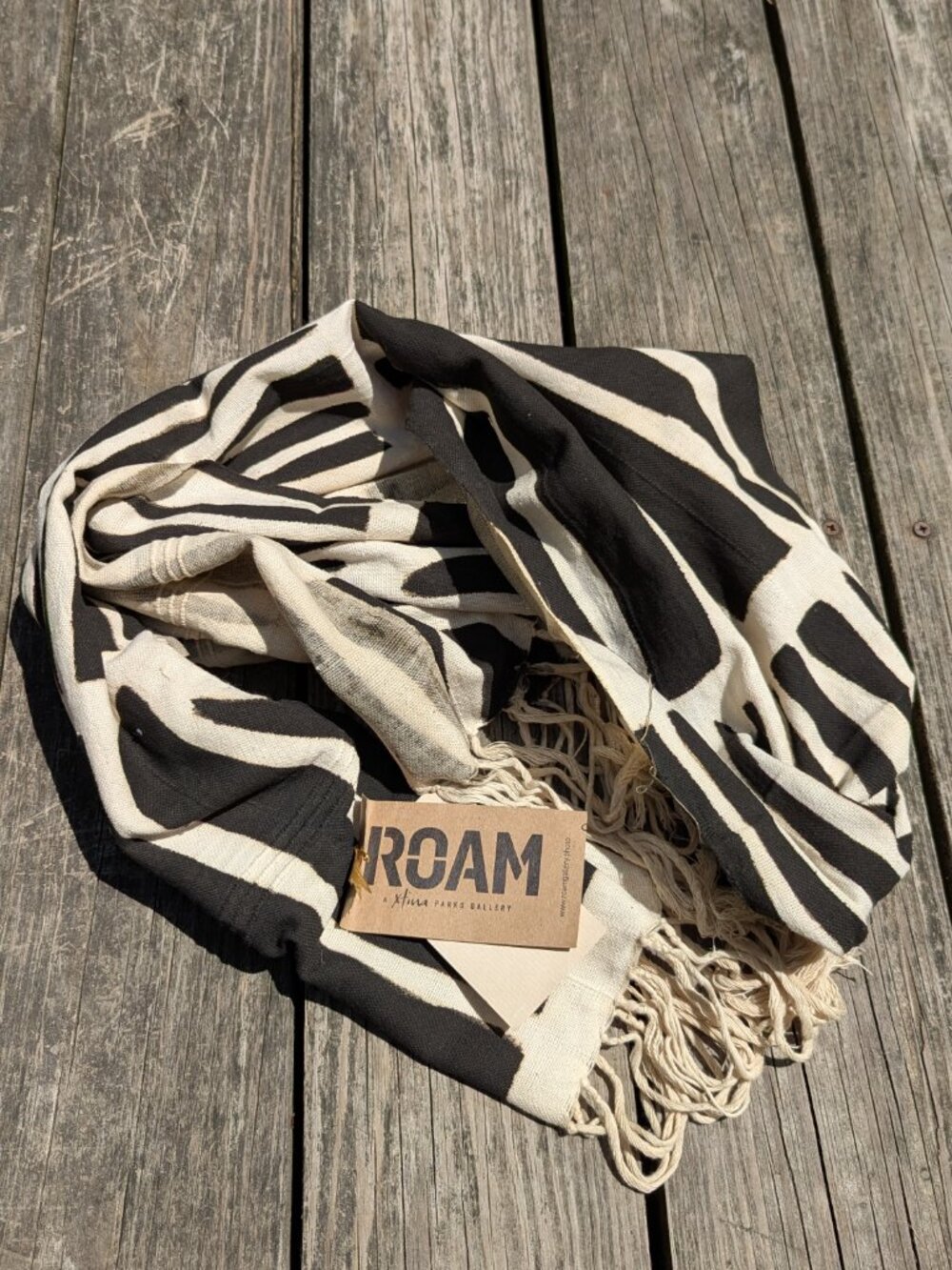 ROAM Black & white light scarf